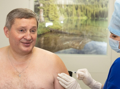 Губернатор Андрей Бочаров до пояса разделся на камеры, чтобы сделать прививку