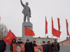 В Камышине к памятнику Ленину пришли представители движения «За новый социализм» вспомнить Иосифа Сталина в день рождения генсека