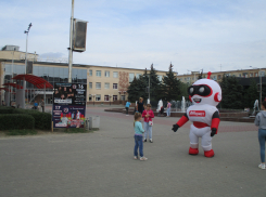 По Камышину разгуливает веселый робот