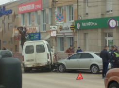 В Камышине у центрального рынка не «разъехались» иномарка и «Газель»