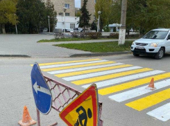 В Камышине МБУ «Благоустройство» не «отступает» от обновления дорожной разметки, пользуясь погодой
