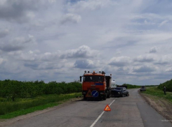 Девушка-водитель в авто на буксире врезалась в КАМАЗ