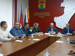 Работу почты в селе и вывоза мусора обсудили в администрации Камышинского района на встрече с председателем профильного комитета обладминистрации