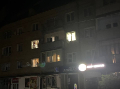 В городе Петров Вал Камышинского района от атаки украинского беспилотника пострадал многоквартирный дом и люди, в том числе ребенок (ВИДЕО)