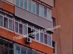 В Камышине история со свесившимся в открытое окно на 6-м этаже мужчиной закончилась трагедией (ВИДЕО)