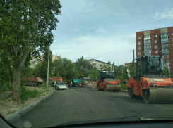 В Камышине на отремонтированном участке улицы Терешковой начали  укладывать новый асфальт