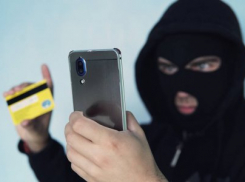 Лжесотрудники банков выходят в «смену» каждый день, и камышане попадаются на их опасные легенды