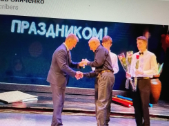 В Камышине Станислав Зинченко «отчитался», кому из учителей он вручил премии, а кому ключи от служебных квартир