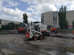 Администрация Камышина «загнала» супертехнику на ремонт кольца на улице Волгоградской