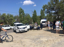 Женщина, зажатая в перевернувшейся легковушке во время аварии на улице Ленина в Камышине, была на большом сроке беременности