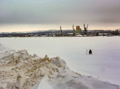 Власти Камышина пытаются преградить доступ к реке снежным валом