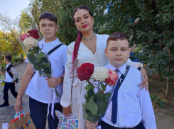 В Камышине в эти минуты почти 11 тысяч мальчишек и девчонок пришли с мамами и папами в 16 школ на первосентябрьские линейки