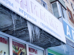 Выходила с ребенком из магазина - на нас рухнула ледяная «бомба», - камышанка