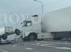На московской трассе в Волгоградской области легковушка перевернулась на крышу после удара в фуру (ВИДЕО)