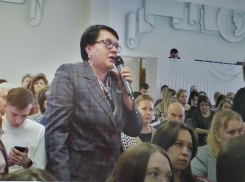 Разве это репортаж камышинского ТВ, если в нем слово в слово читают «суфлерский» текст чиновников? - камышанка