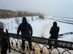 Камышане устроили ледяную горку у спуска на центральной набережной: ни одной городской горки в Камышине нет