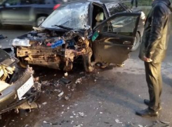 «Машины в хлам»: новое серьезное лобовое ДТП в городе, - «Блокнот Волжского»