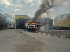 В Камышине у автомагазина «ProSport» в 6-м микрорайоне вспыхнул мусоровоз