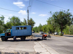 После публикации «Блокнота Камышина» коммунальщики собрали «симпозиум» у воронки на перекрестке улиц Текстильной и Титова