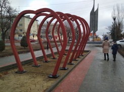 Публикацию «Блокнота Камышина» подробно воспроизвел в своем сюжете про «затормозившую» камышинскую Аллею Любви популярный российский блогер