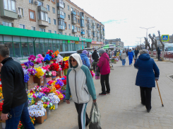 В Камышине стихийный рынок на улице Ленина стал длиннее вдвое перед Пасхой