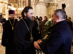  Вместе с прихожанами в Рождество молились губернатор Волгоградской области Андрей Бочаров, глава Волгограда Владимир Марченко