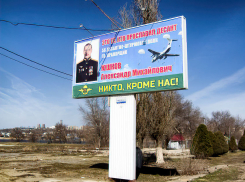 В Камышине родные героев СВО за свой счет увековечивают их память, поднимая портреты на билбордах
