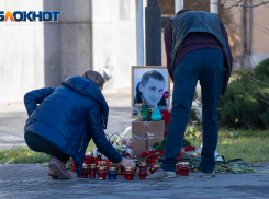 Неизвестные убрали скромный мемориал у Сбербанка в Волгограде в память об убитом Романе Гребенюке, - «Блокнот Волгограда»