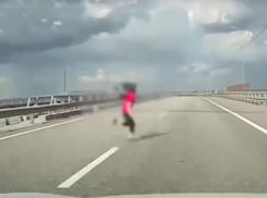 Дети на спор прыгают из окон и перебегают дорогу перед летящими автомобилями в Волгоградской области — что происходит? - «Блокнот Волгограда»