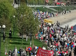 В Камышине первомайской колонне, впервые прошествовавшей по набережной Волги, остро не хватало музыки и песен - оркестра впереди