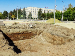 Когда в Камышине завершится стройка на площади Павших борцов и откроется памятная стела?