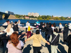 Горожане оптимистично сделали «10 тысяч шагов к жизни» на набережной в Камышине