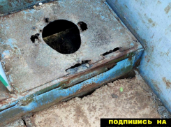 Камышане показали жутковатый туалет на самом популярном в городе пляже