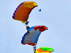 Станислав Зинченко подписал любопытное постановление: чтобы приземлиться на территории Камышина с парашютом, надо «заказать» муниципальную услугу 