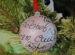 Андрей Бочаров написал поздравление на елочном шаре в новой поликлинике в Волгограде, про поликлинику в Камышине пока ничего не сообщается