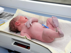 Медики выходили крошечную новорожденную малышку весом меньше килограмма