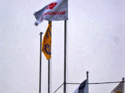 Камышин подчеркнул свой статус промышленного города заводскими флагами над площадью, но до экономического взлета ему пока далеко