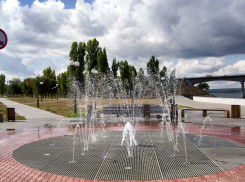 Закончилось лето, и в Камышине - городе чудес забили все выключенные в жару фонтаны! - камышанин