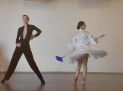 Для коммунальщиков Камышина в честь их профессионального праздника исполнили симпатичный стриптиз со шваброй