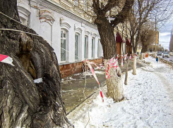 В Камышине по всему городу появились опасные участки под подтаявшими снежными глыбами