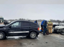 Под Волгоградом иномарка «влепилась» в «четырнадцатую»: израненных забирали несколько «скорых»