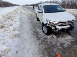 На автодороге Жирновск - Камышин «Тойота» врезалась в снежный вал, ее 33-летняя пассажирка попала к хирургам
