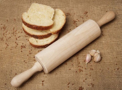 Компания втроем скалкой забила 39-летнего знакомого  до смерти