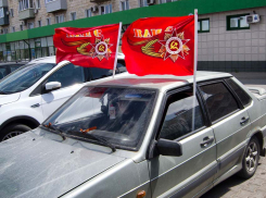В Камышине автомобилисты украсили машины флагами Победы