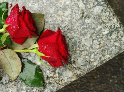 Молодая женщина 39 лет, обратившаяся к медикам в первый день болезни, скончалась от коронавируса в Камышине