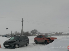 Водителям отечественных легковушек оказалось «мало» дороги в тихом селе в Камышинском районе, пострадавший в больнице