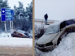 Под Камышином женщина-водитель чуть не сбила дорожный знак и улетела в канаву