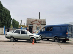 В городе Петров Вал Камышинского района в центре не разъехались две машины, пассажирке одного из автомобилей сломали руку
