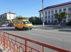 Очевидцы сообщают в соцсетях, что в Камышине на улице Ленина, напротив корпусов индустриально-педагогического колледжа, сбили пешехода