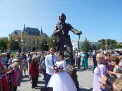 В Камышине теперь можно поздороваться за руку с царем, прославившим местный арбуз
